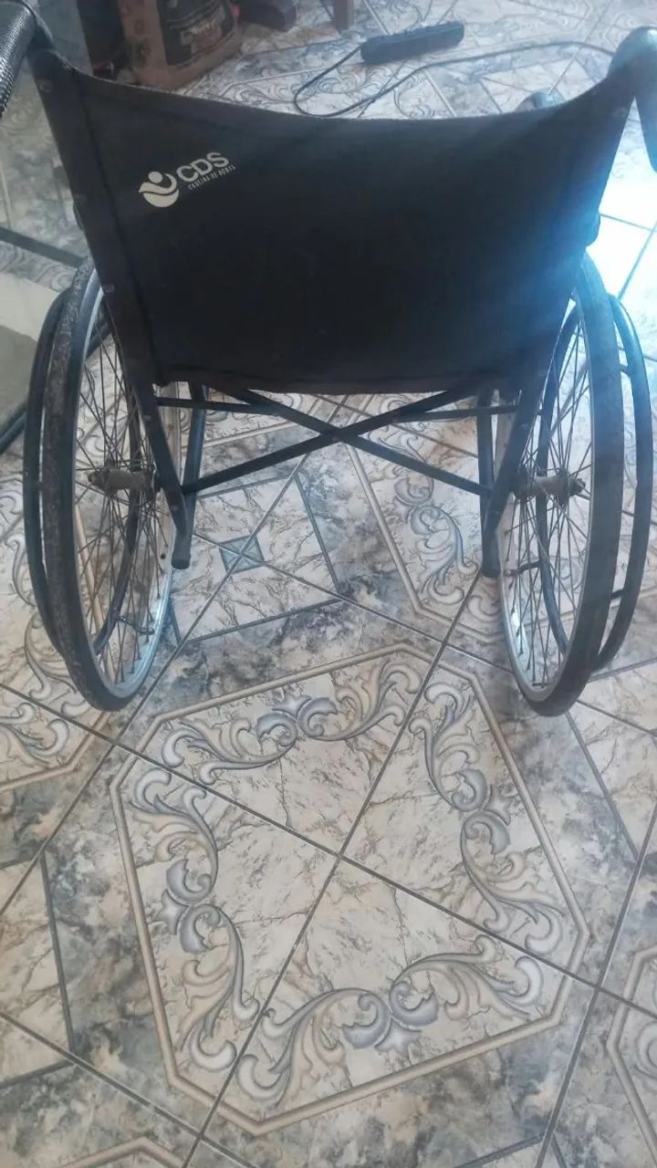 Vendo cadeira de rodas - Foto 3