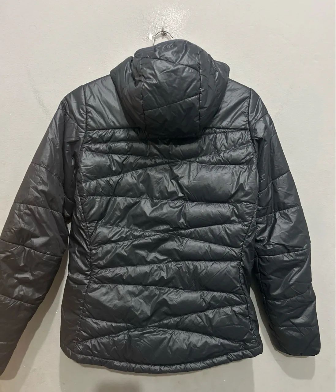 jaqueta puffer quechua preta m - Foto 4