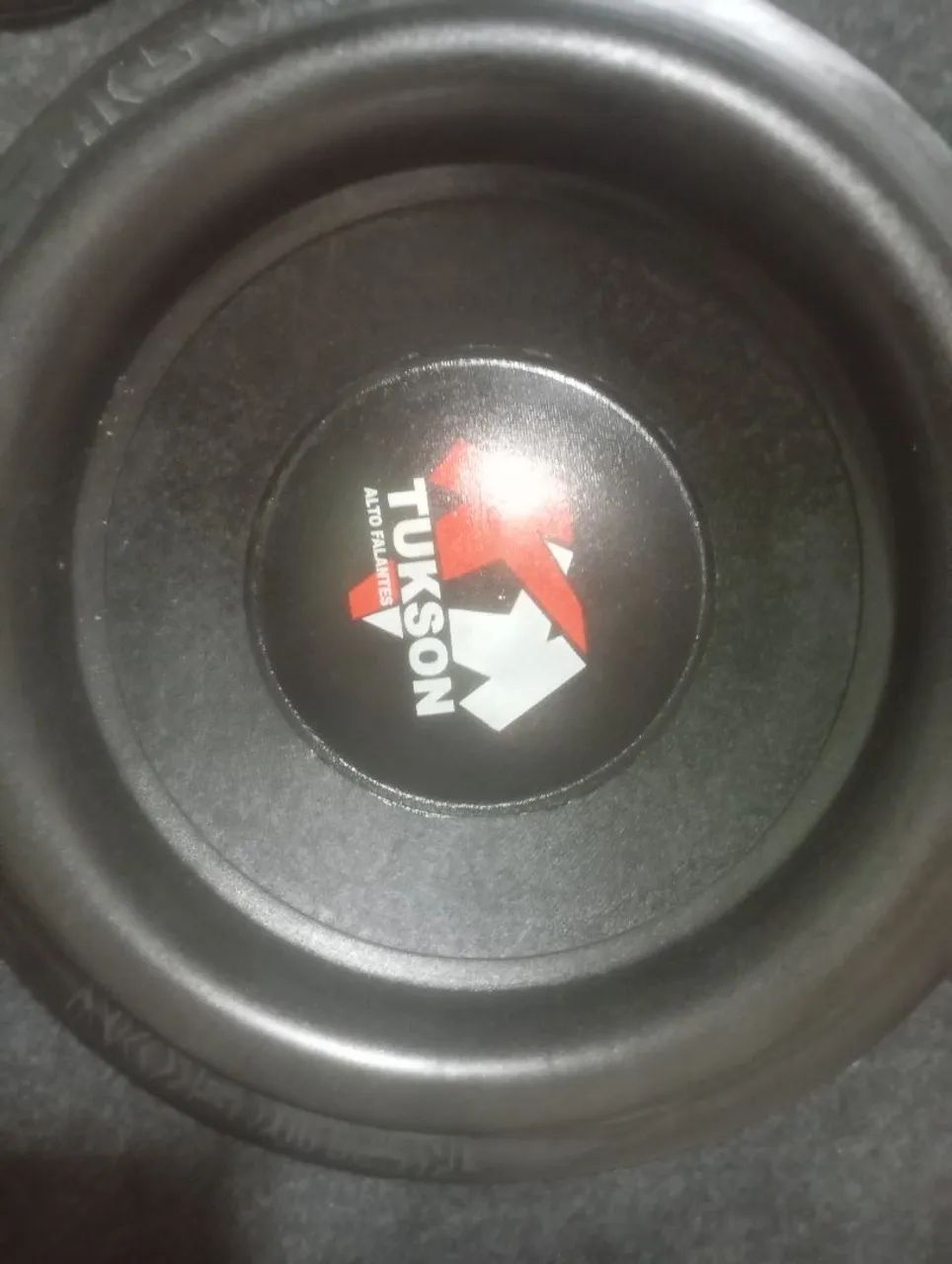 Vendo caixa com dois auto falantes 12 polegadas Tukson 420 wrms pra quem gosta de grave - Foto 2