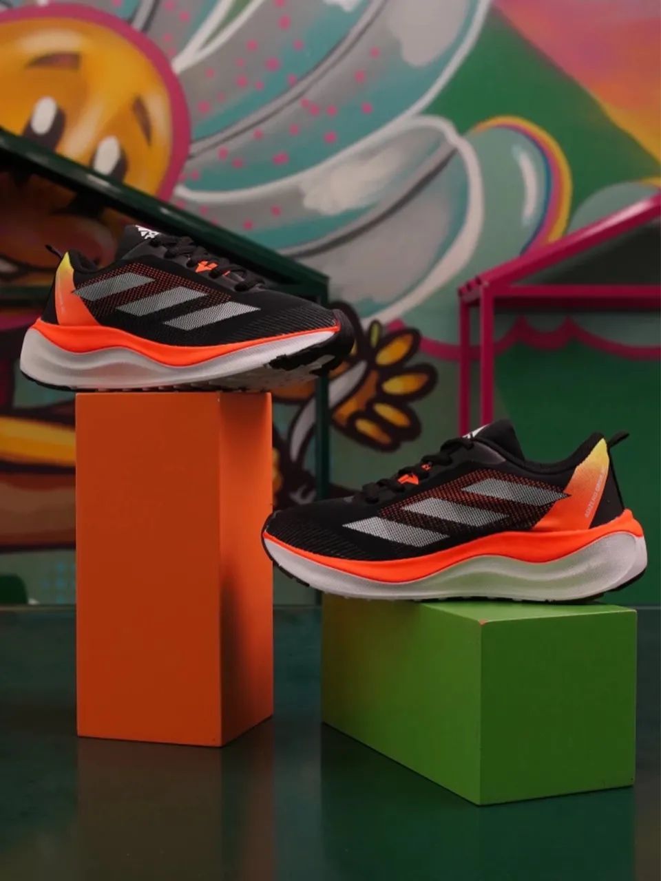 Tênis esportivo adidas com detalhes laranja  - Foto 3