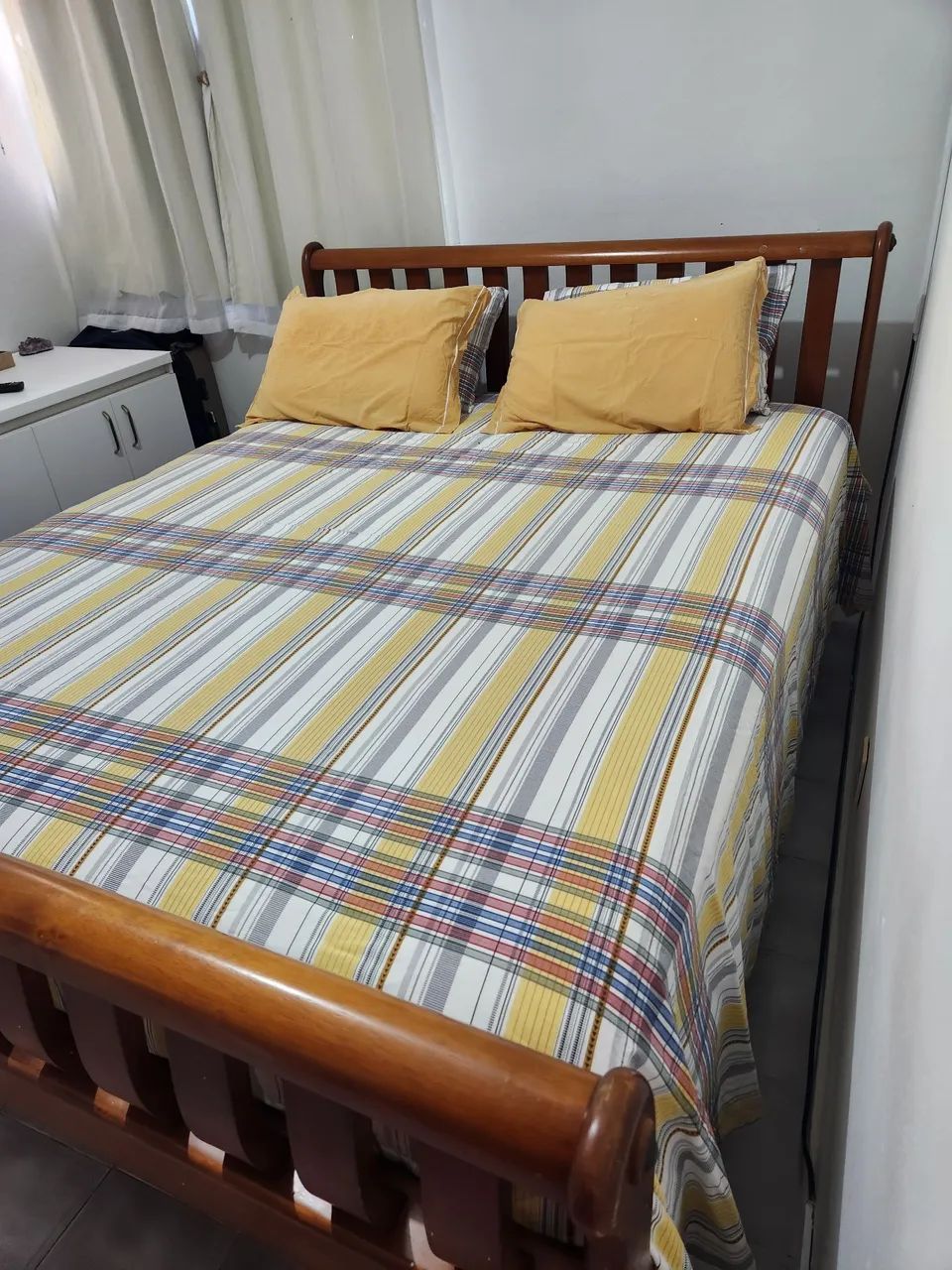 Linda cama de madeira maciça 
