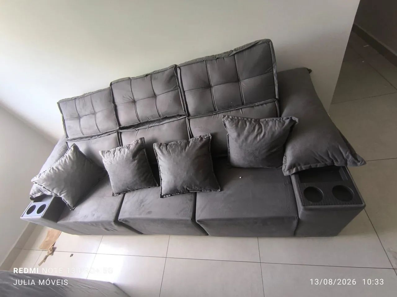 Sofá retrátil com porta copos acompanha as almofadas 