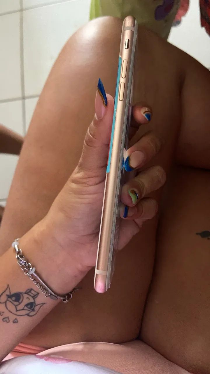 Vendo iPhone 8 Plus ( a trás está trincado) - Foto 4