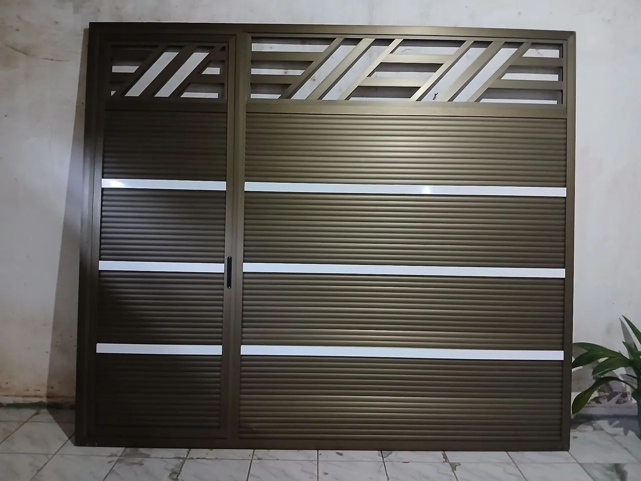 Portão de material em bronze