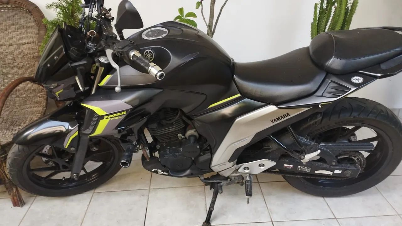 Moto semi nova 