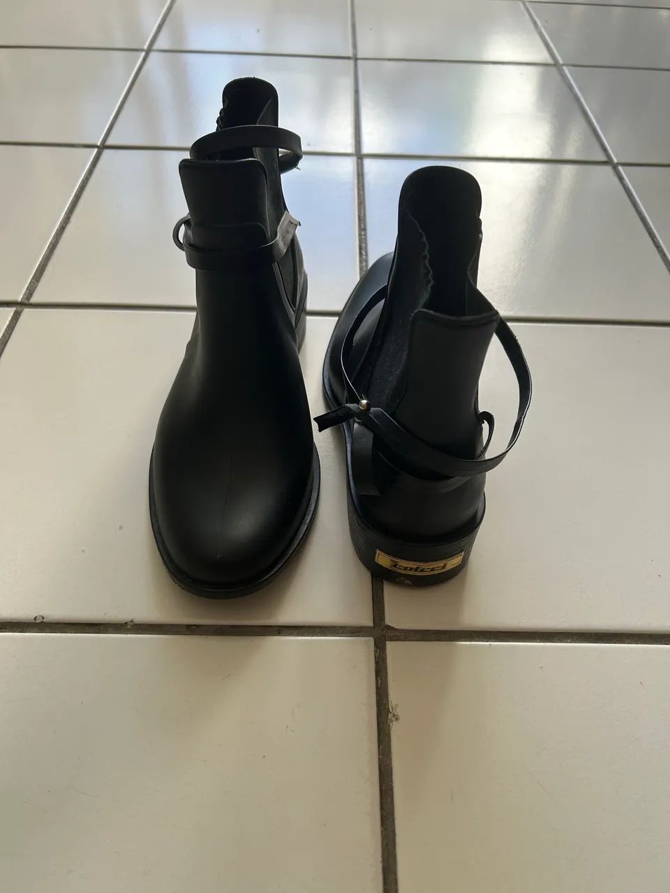 Vende-se bota 37