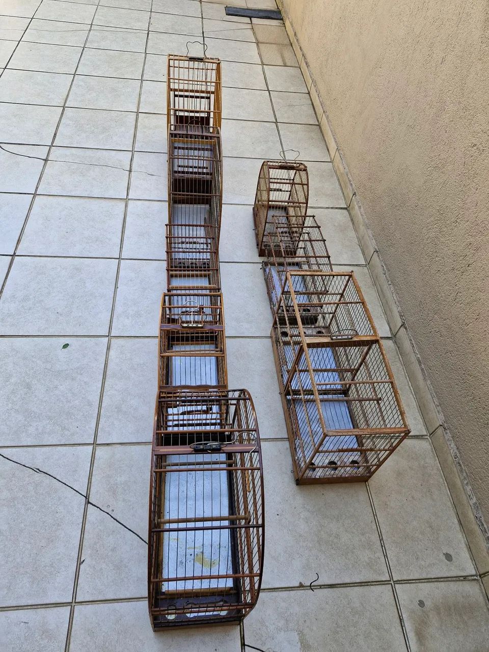 VENDO URGENTE LOTE DE 08 GAIOLAS 