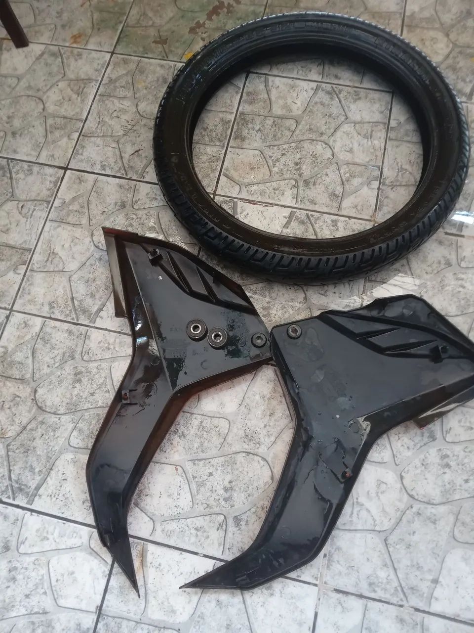 Bandeja esquerdo e direito e um pneu aro 17