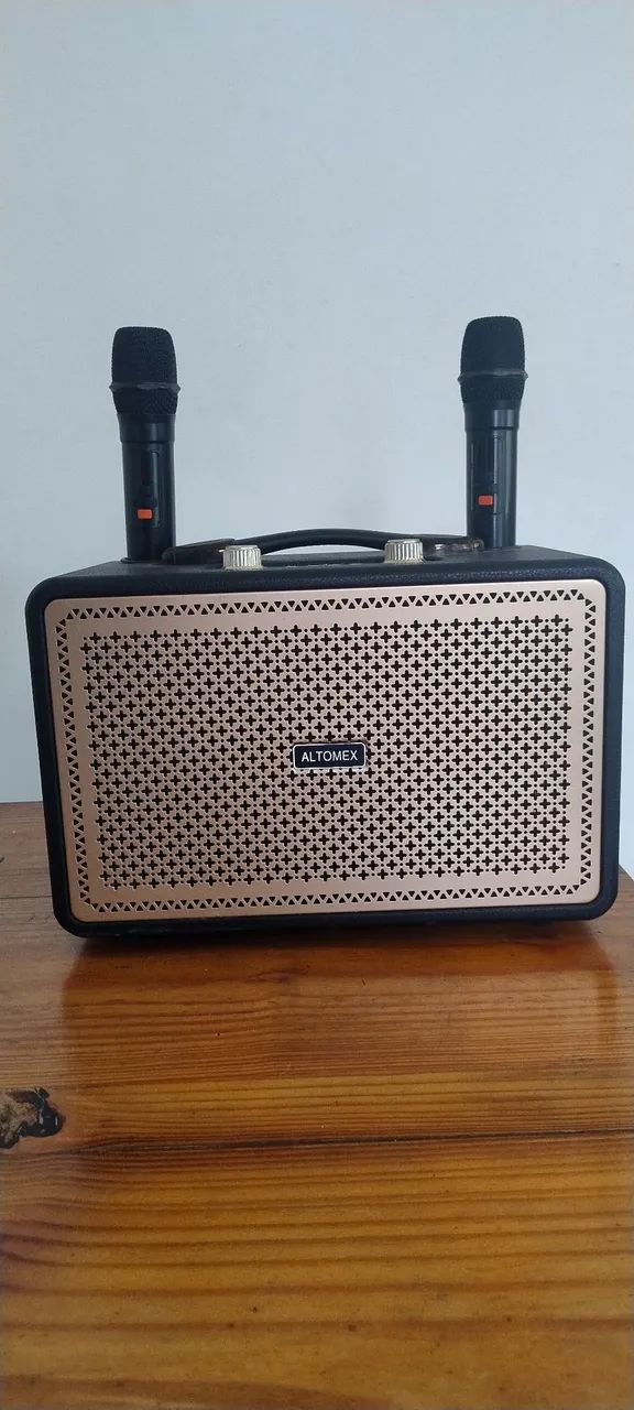 Caixa de som Karaokê com 2 microfones 