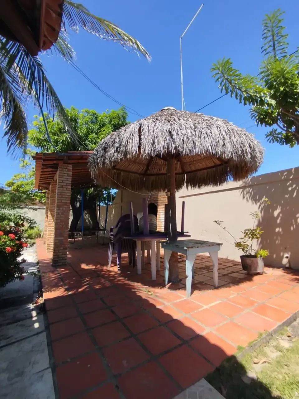 Térrea para venda possui 220 M2,  com 7 quartos(5 Suites),  em - Beberibe - CE