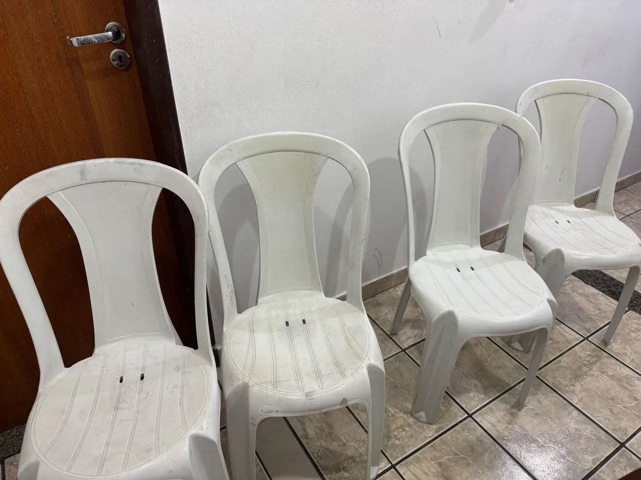 Cadeiras de plástico 