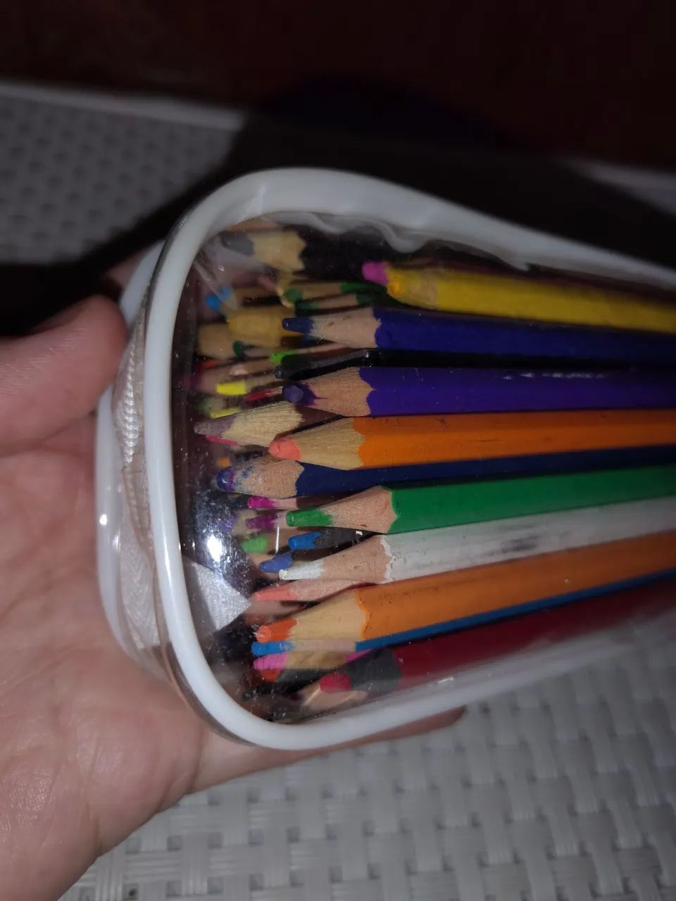 Estojo com lápis de cor diversos - Foto 2