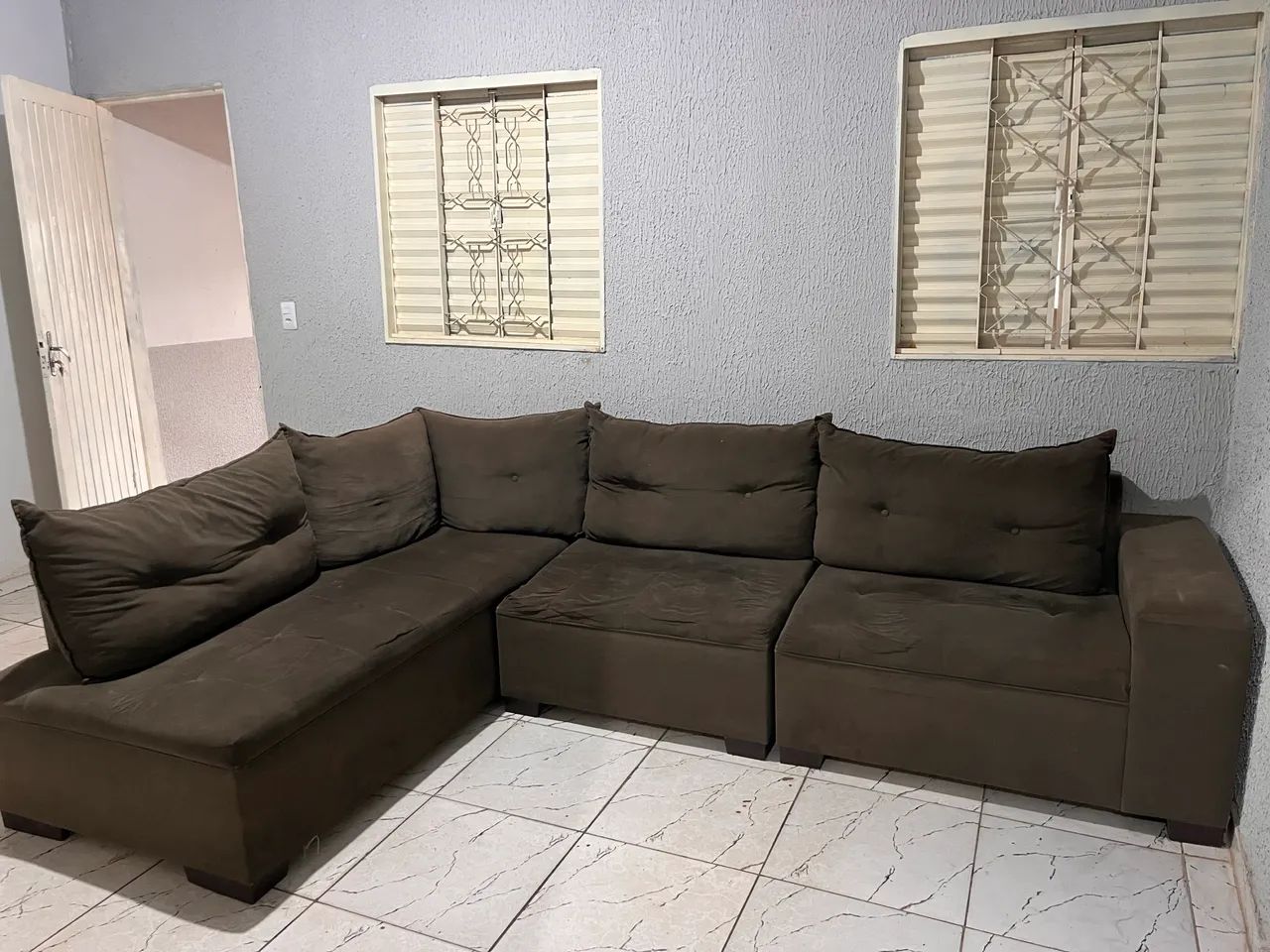 Sofá de Canto em L com Chaise Marrom - Confortável e Espaçoso