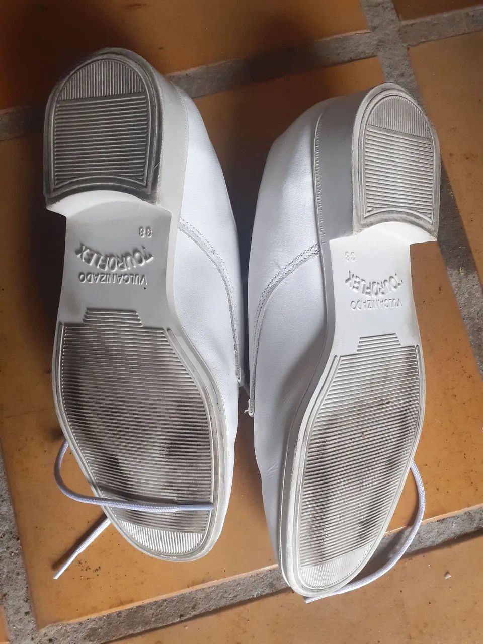 Par de sapatos brancos número 38 - Foto 4