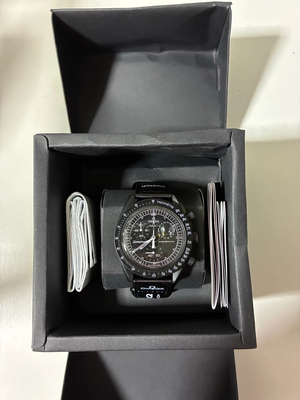 Relógio Swatch x Omega Bioceramic Moonswatch Mission Moonphase Snoopy Black