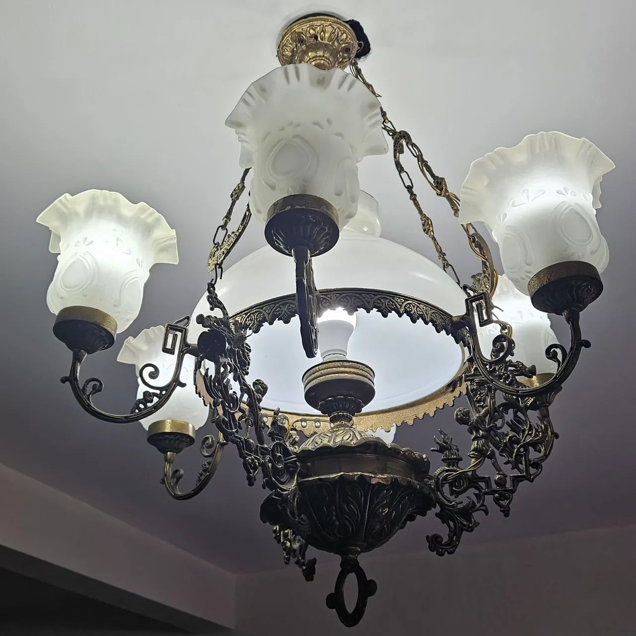 Lustre Clássico em Bronze com 6 Tulipas e Cúpula Central de Vidro - Foto 3