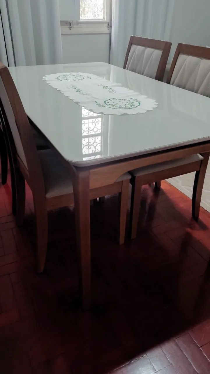 Vendo uma mesa madeira com 4 cadeiras