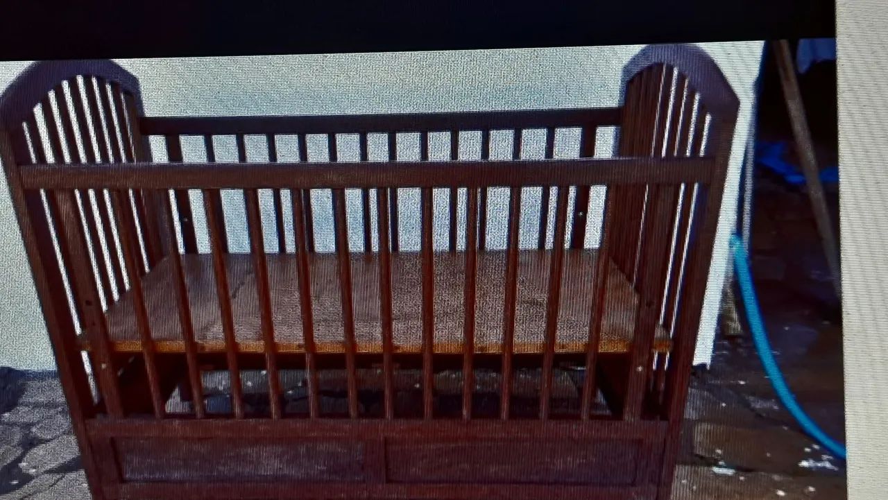 Berço antigo de madeira.