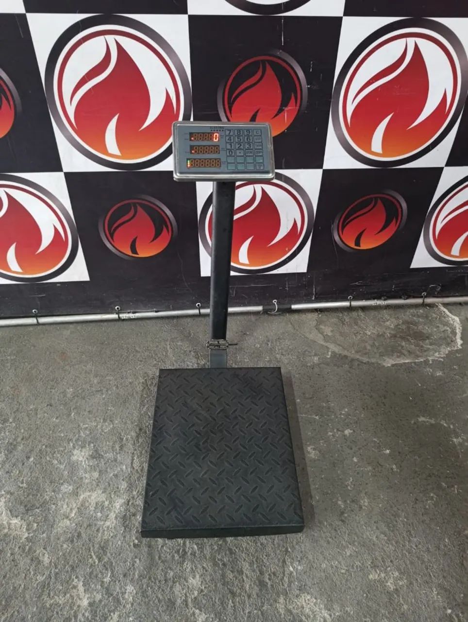 Balança industrial de plataforma com capacidade para 400 kg usada estado de nova 