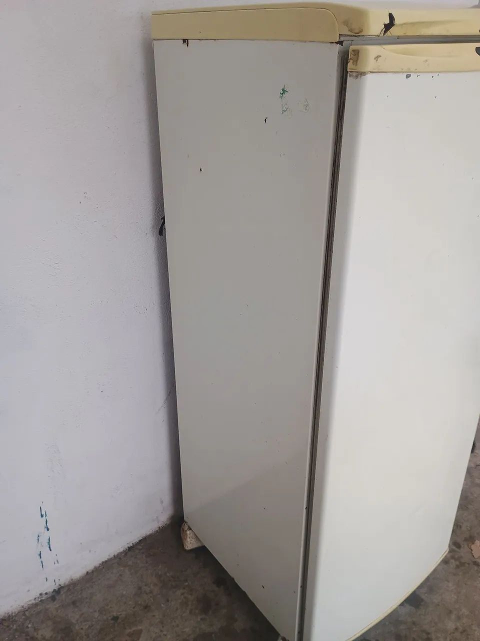 Geladeira Eletrolux R250 funcionando perfeitamente  - Foto 3