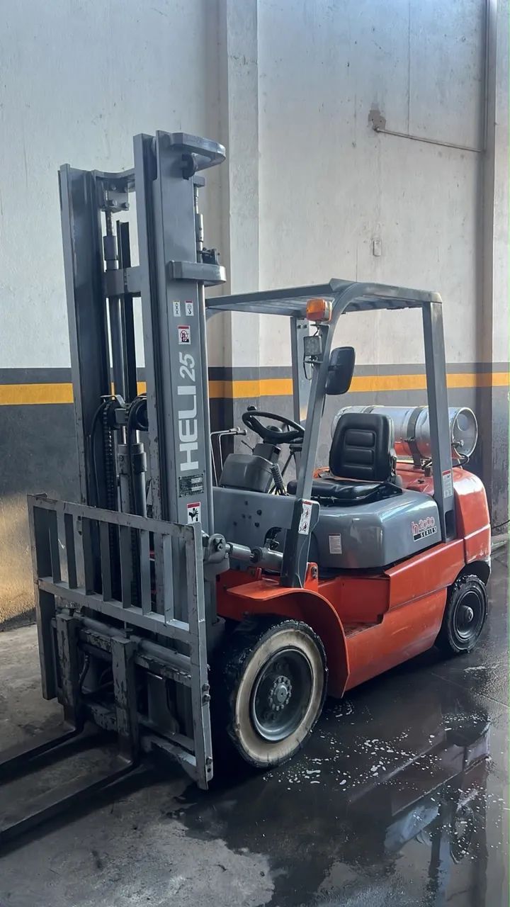 Empilhadeira Heli - 2.500kg único dono 