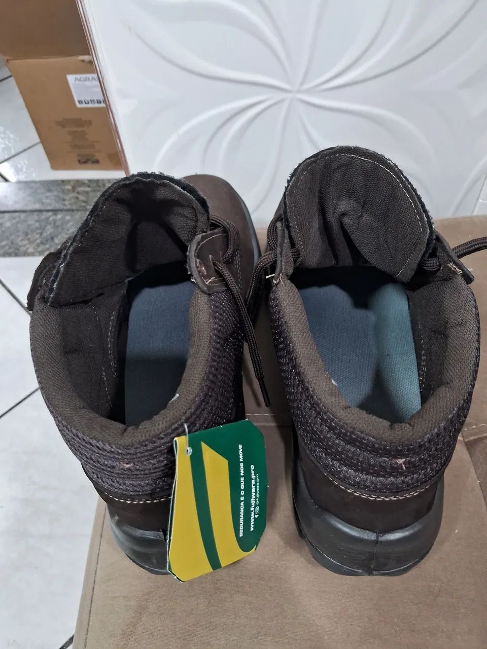 Botas para trabalho. Nunca usada.n.38..  cor marrom. - Foto 3