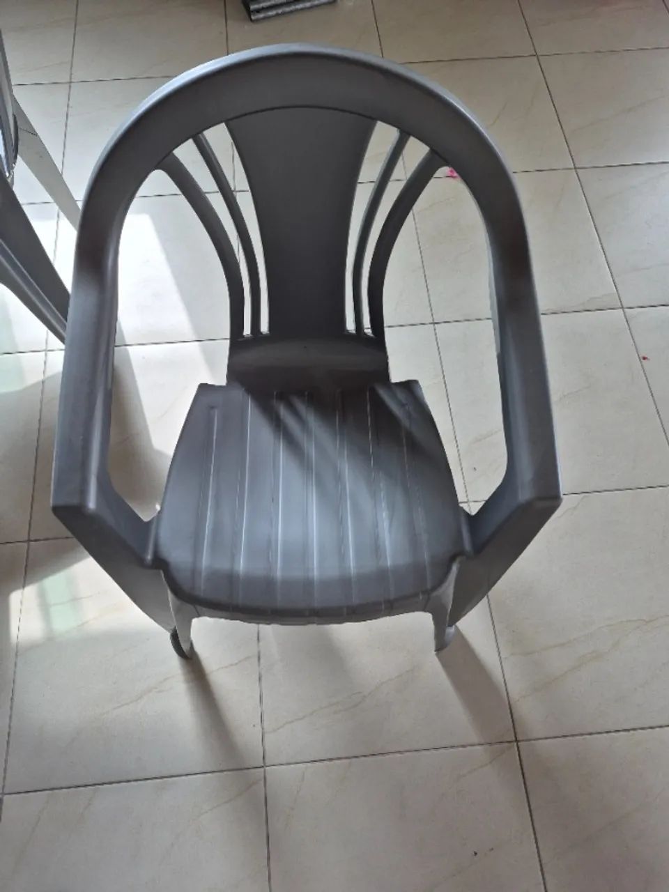 Jogo mesa e cadeira cor cinza - Foto 4