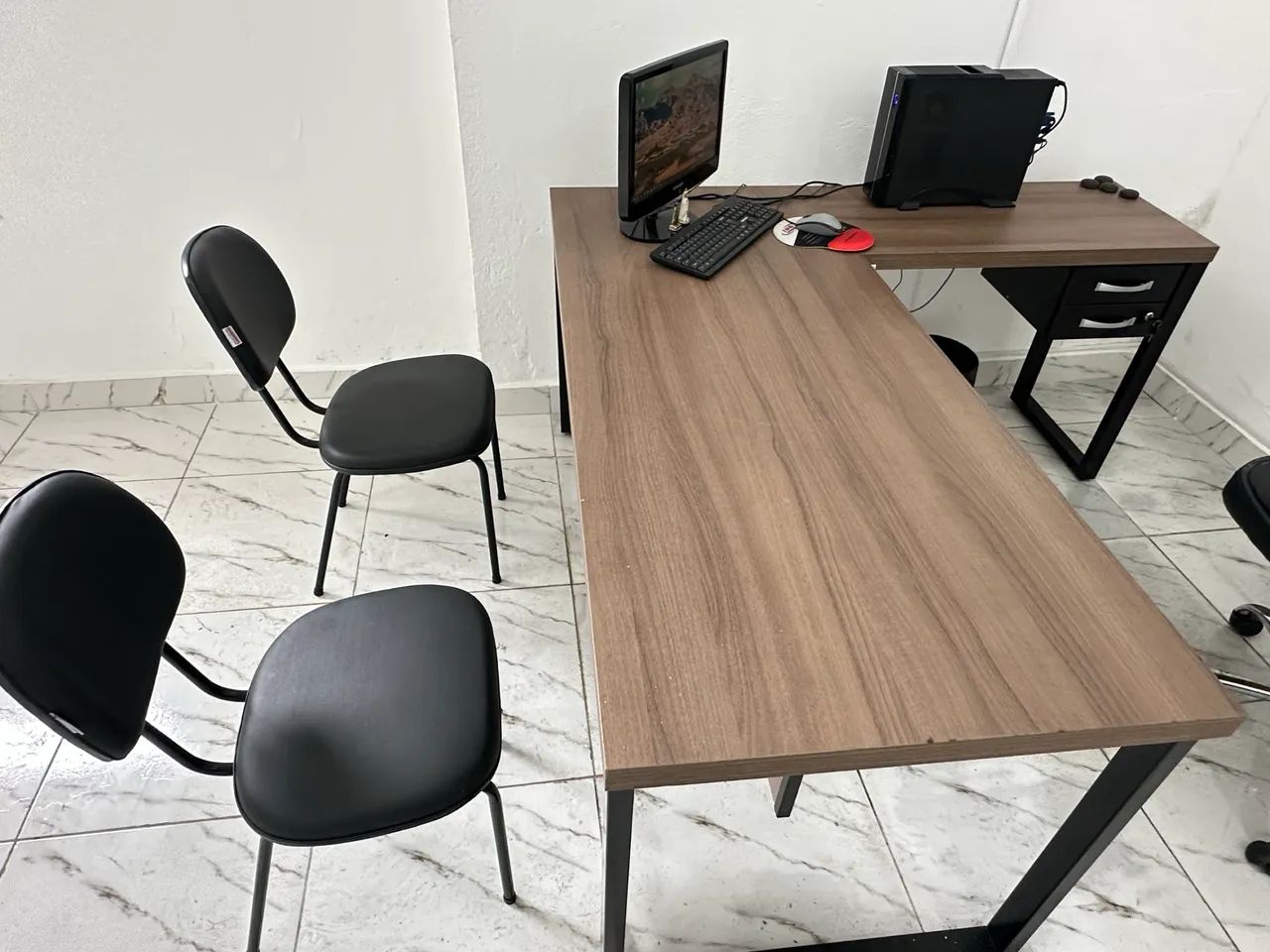 Mesa em L com 2 cadeiras