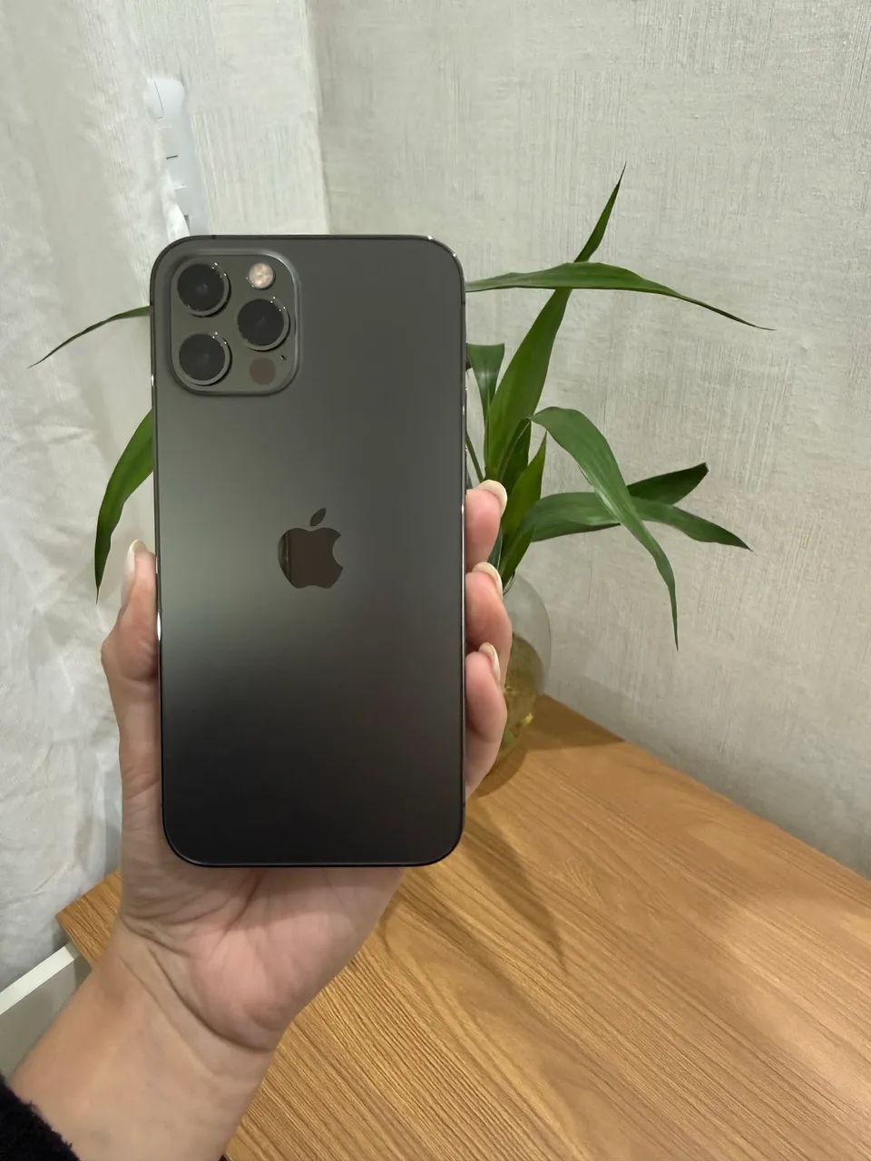 iPhone 12 pro - 128gb - grafite - semi novo - Celulares e
