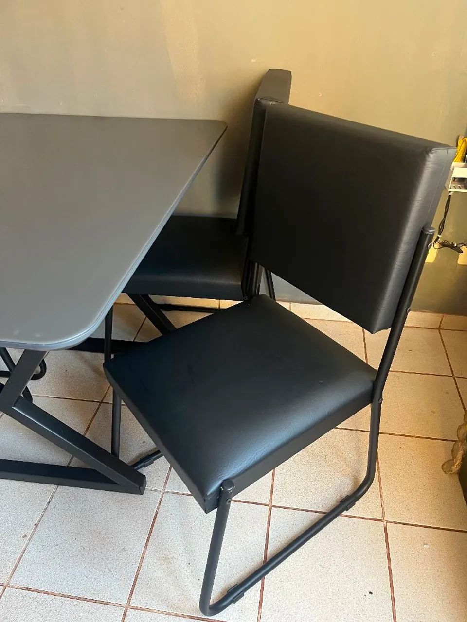 MESA TAMPO DE VIDRO COM 4 CADEIRAS/ MOSTRUÁRIO LOJA  - Foto 3