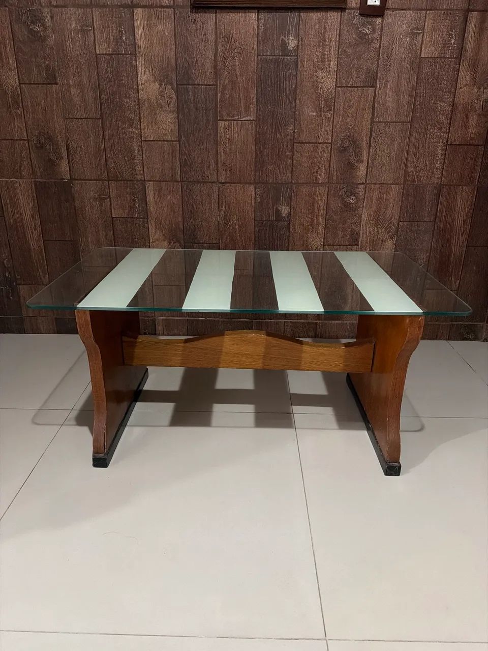Mesa de centro de madeira e vidro 