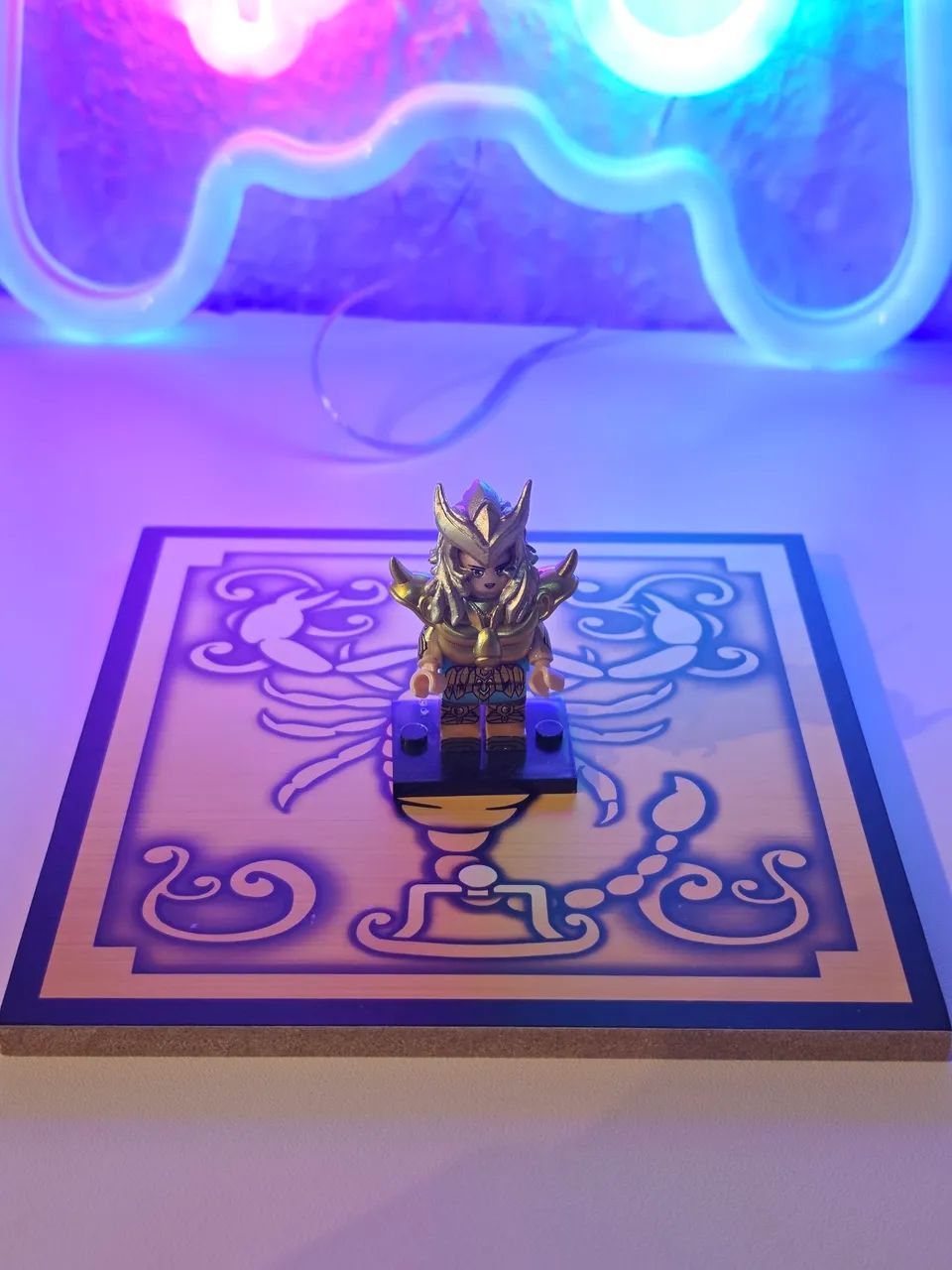 Cavaleiros do Zodíaco COMBO PRESENTE MINIATURA + PLATAFORMA EM MDF  - Foto 2