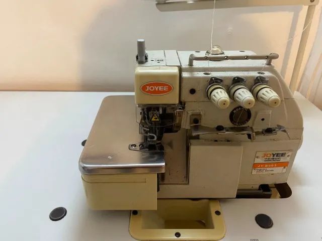 MAQUINA OVERLOCK COM MESA - Foto 4
