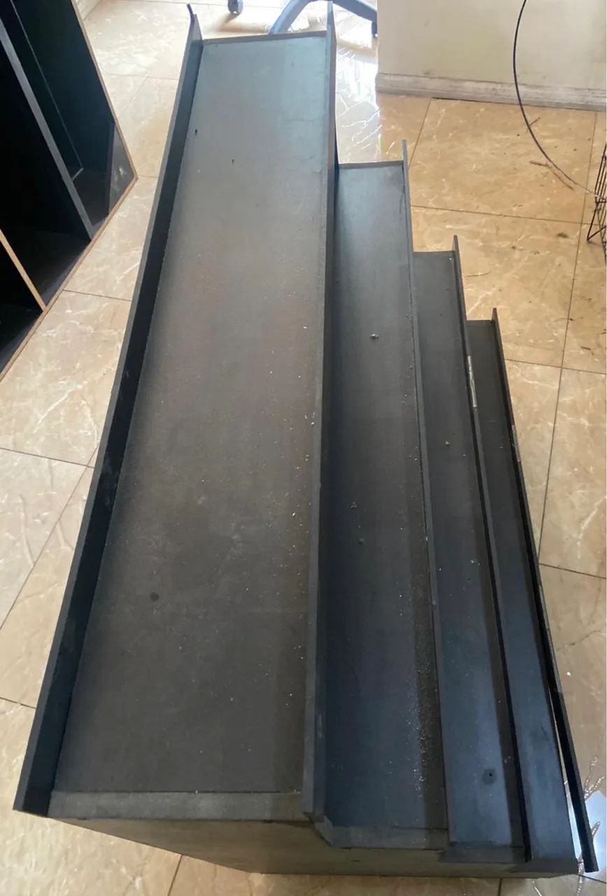 Armário expositor de degraus vazado. Médias 90cm altura, 93cm horizontal 46cm largura - Foto 4