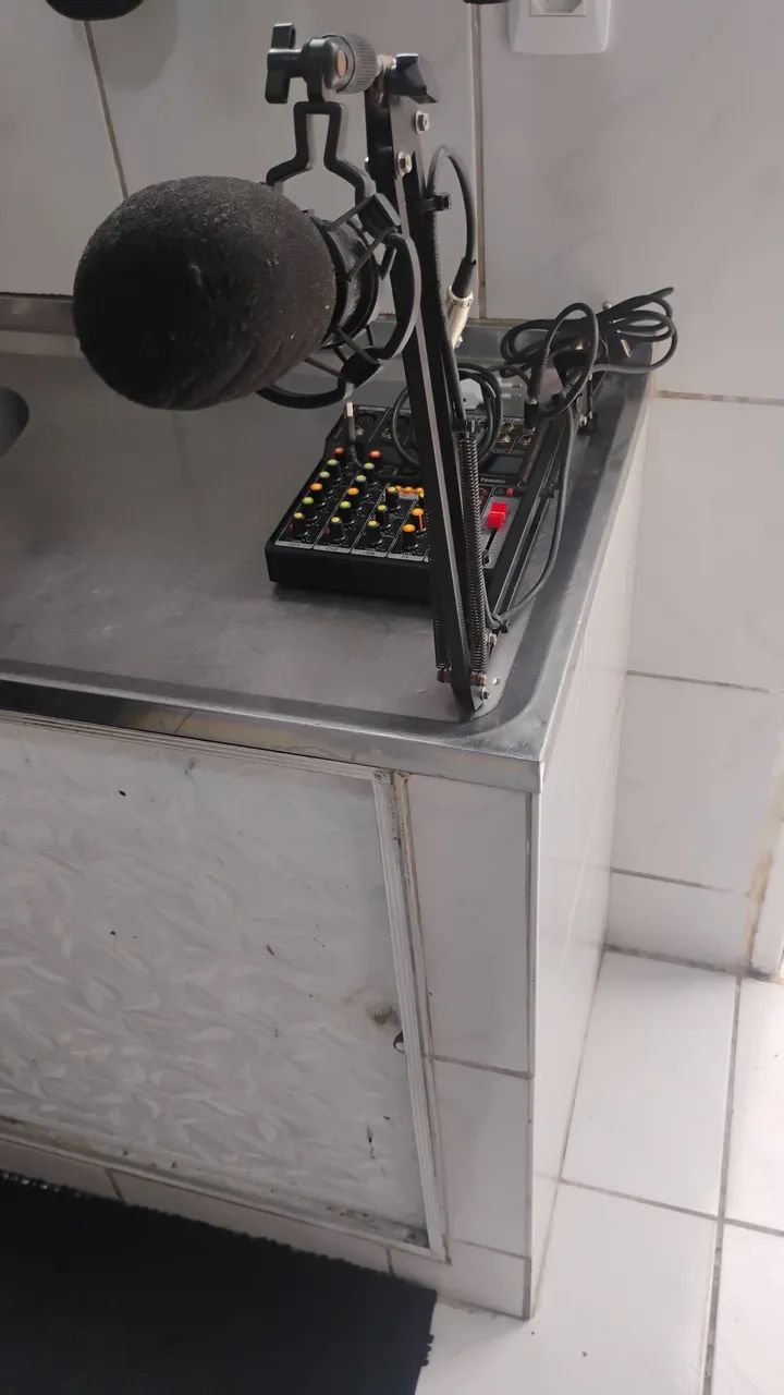 Mesa de som 5 canais mais microfone, praticamente sem uso