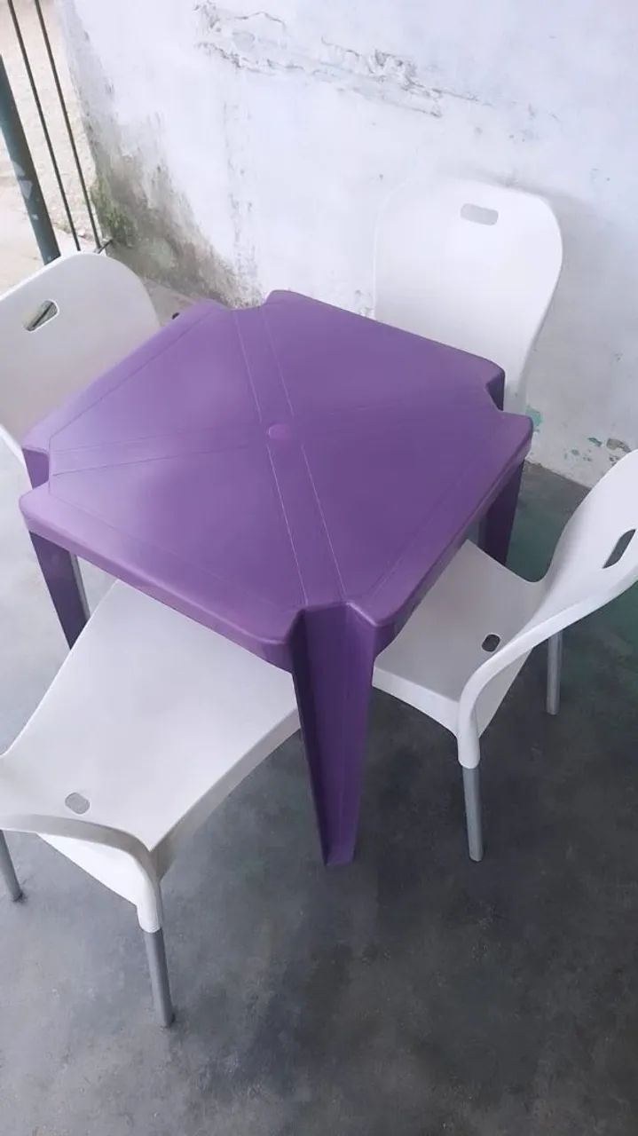 Conjunto de mesa e cadeiras reforçadas com pés de aço. 