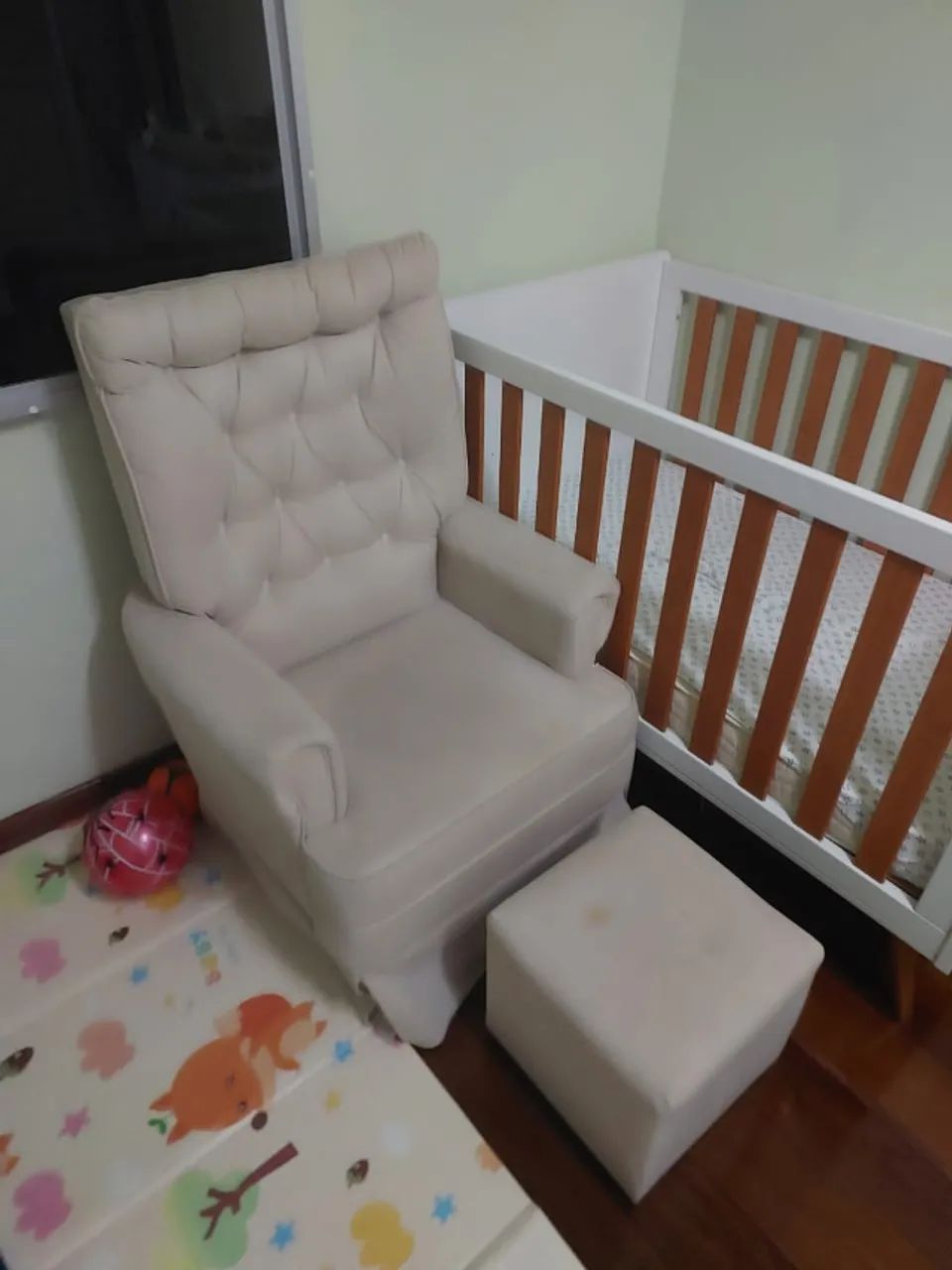Poltrona de Amamentação Bege com Puff Capitonê Quarto de Bebê - Foto 5