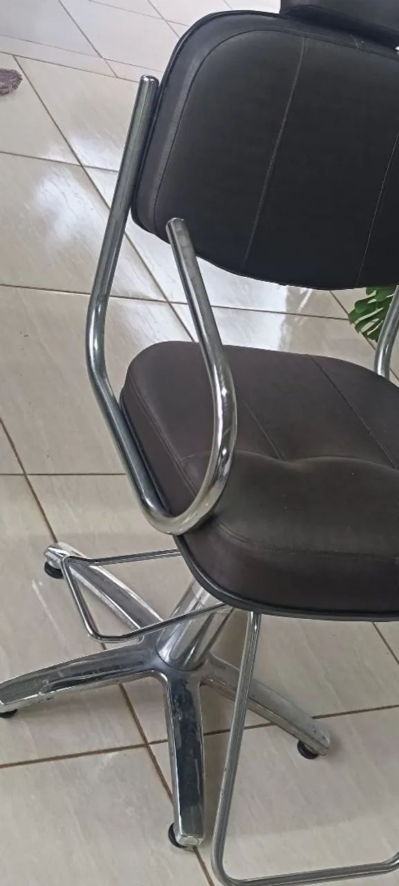 Cadeira Cabeleireiro reformada em ótimo estado  - Foto 2