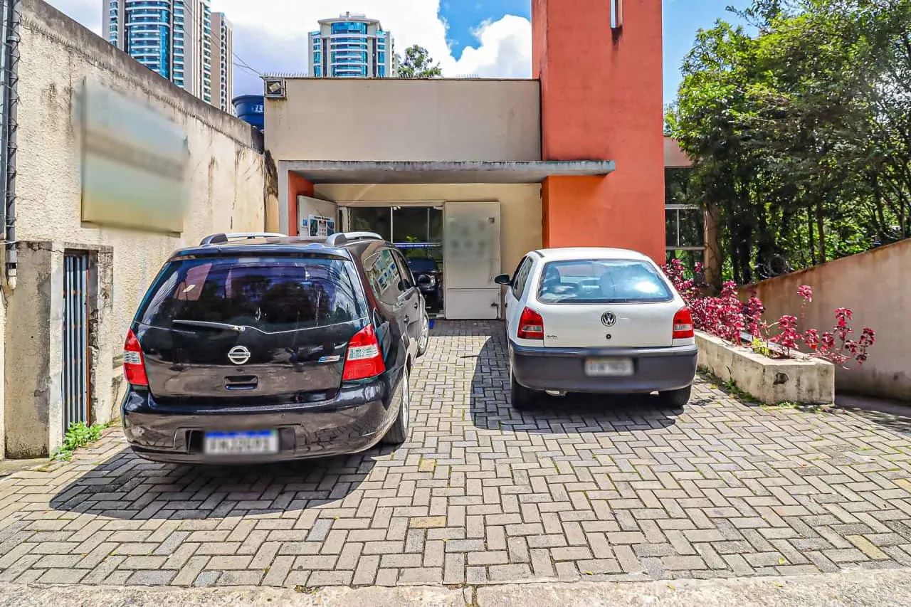 Prédio comercial na Rua Itapaiuna, 1140  598 m²