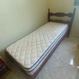 Vendo cama de solteiro com colchão de mola