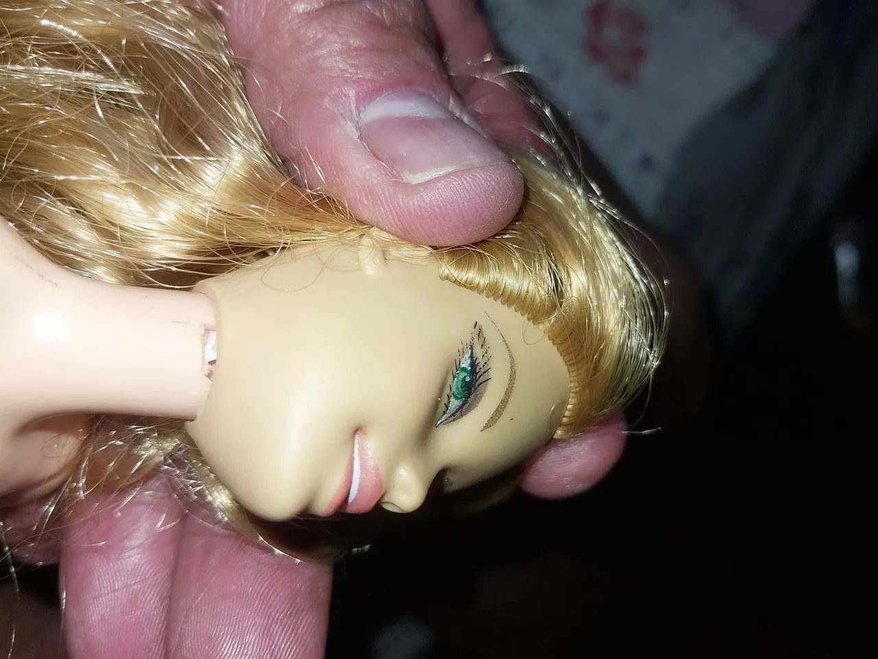 Boneca barbie que canta e acende a luz  - Foto 5