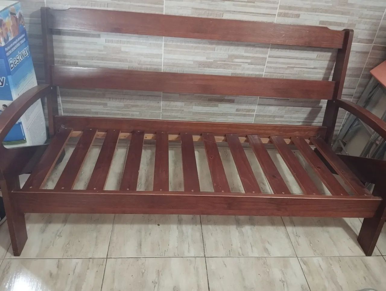 Sofá de madeira com almofadas - Foto 2