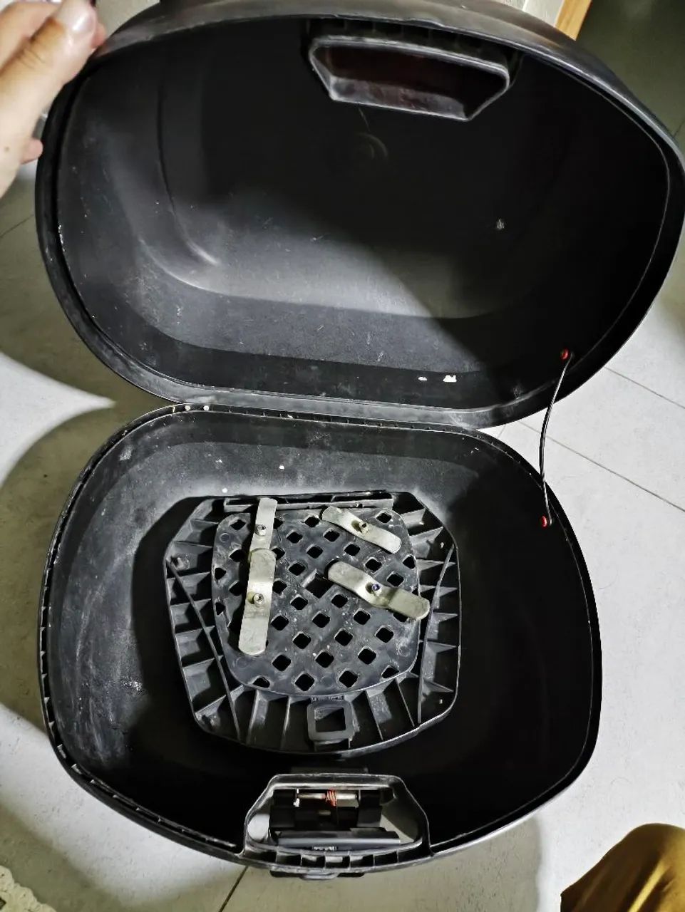 Vendo bau Give 33L, duporte com parafusos e travas - Foto 4