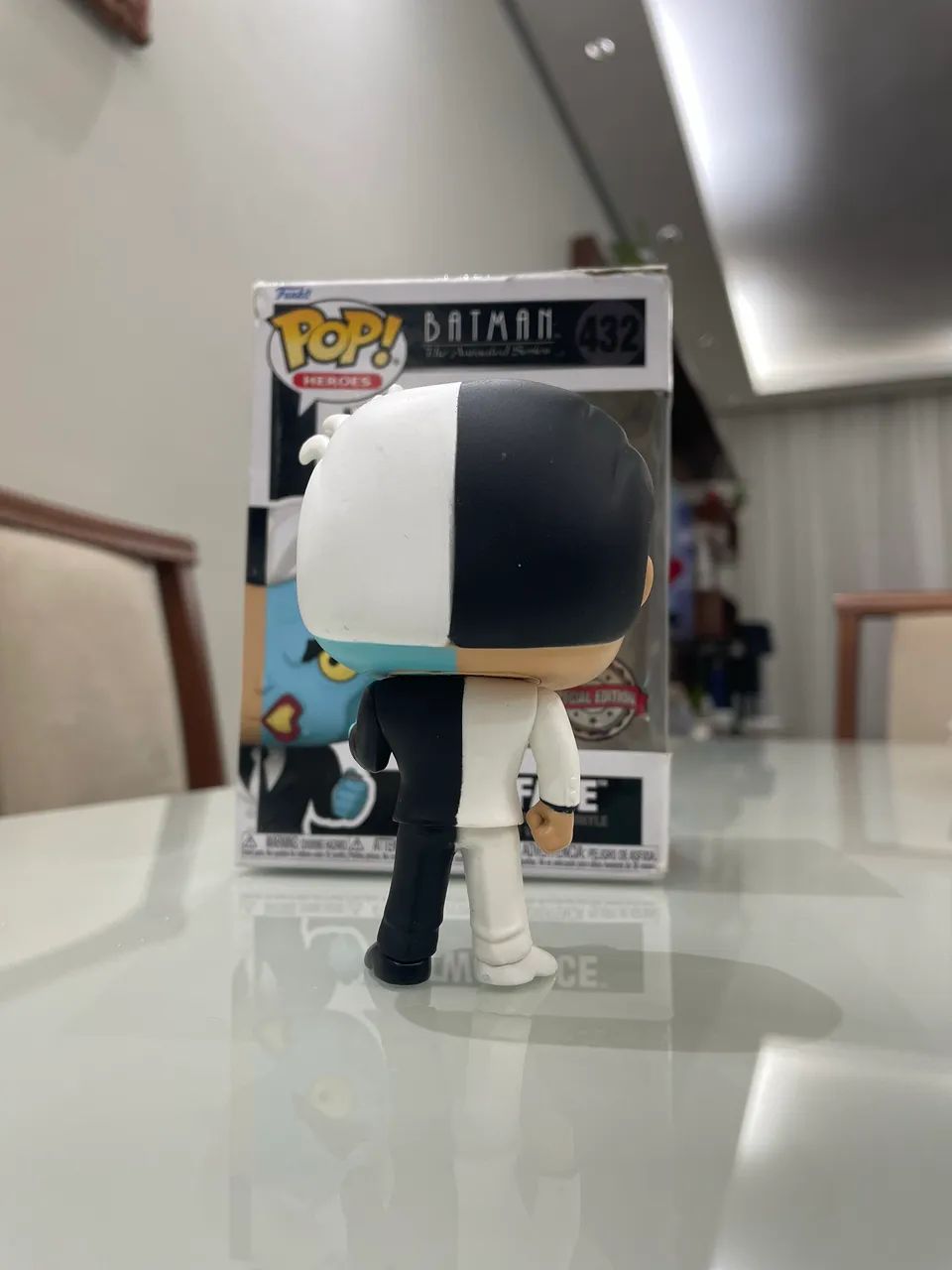 Funko Pop! Two-Face Batman LA Comic Con 2021 Exclusive #432 - Foto 3