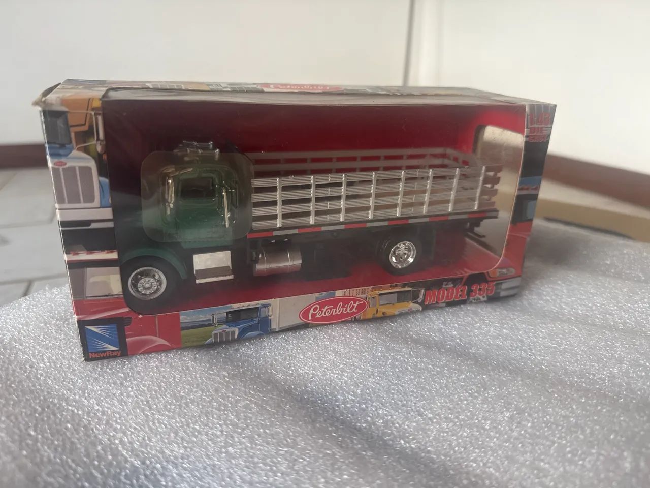 Miniatura na escala 1/43 Peterbilt na caixa 