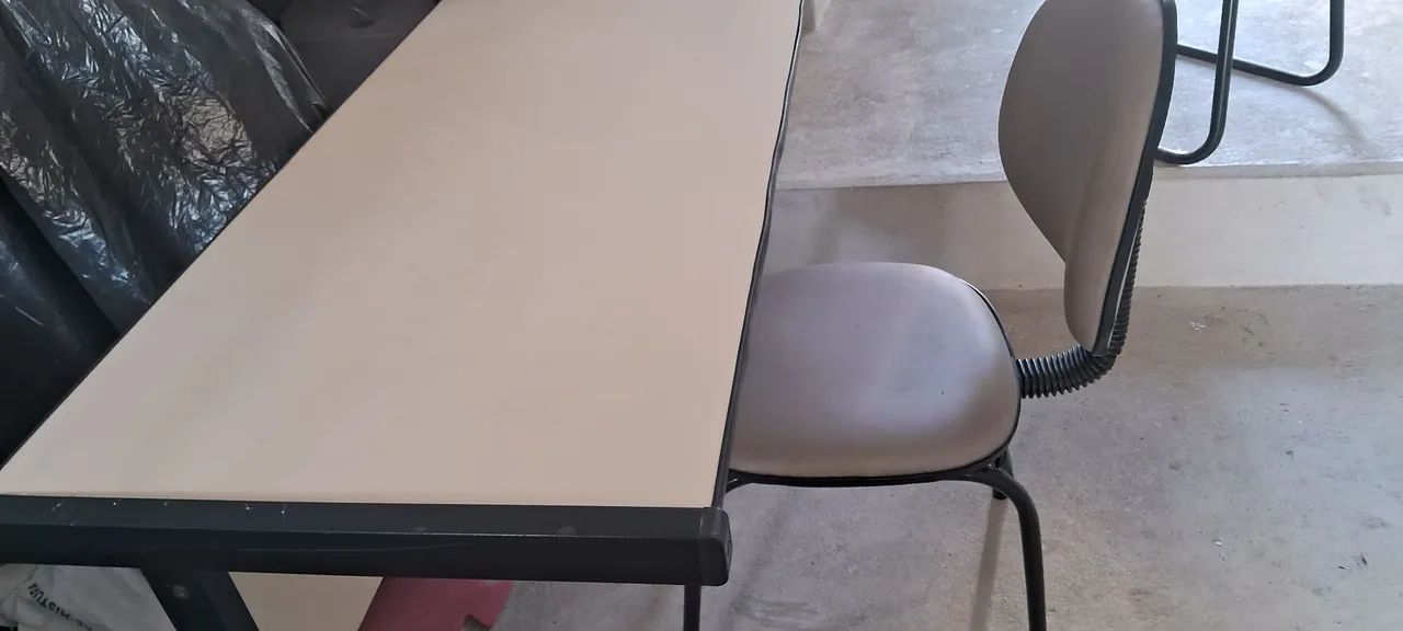 Mesa e duas cadeiras 