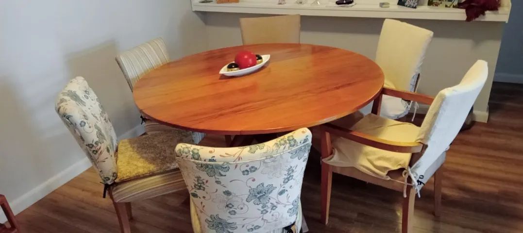 Mesa rústica redonda em madeira com cadeiras estofadas. 160 Cm - Foto 2