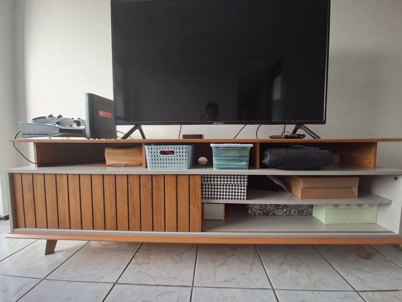 Rack para TV em MDF com nichos e acabamento amadeirado - Foto 5