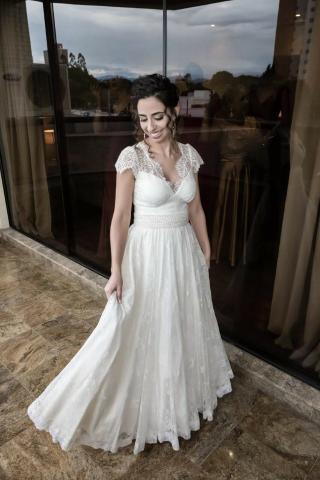 Vestido de noiva off-white com renda