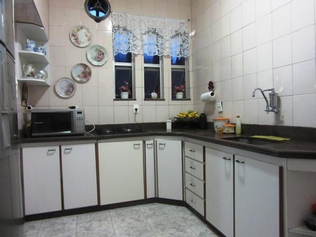 Linda casa colonial no carlos prates! 03 qtos. 01 suíte. 03 banhos. 01 varanda. 03 vagas. - Foto 12
